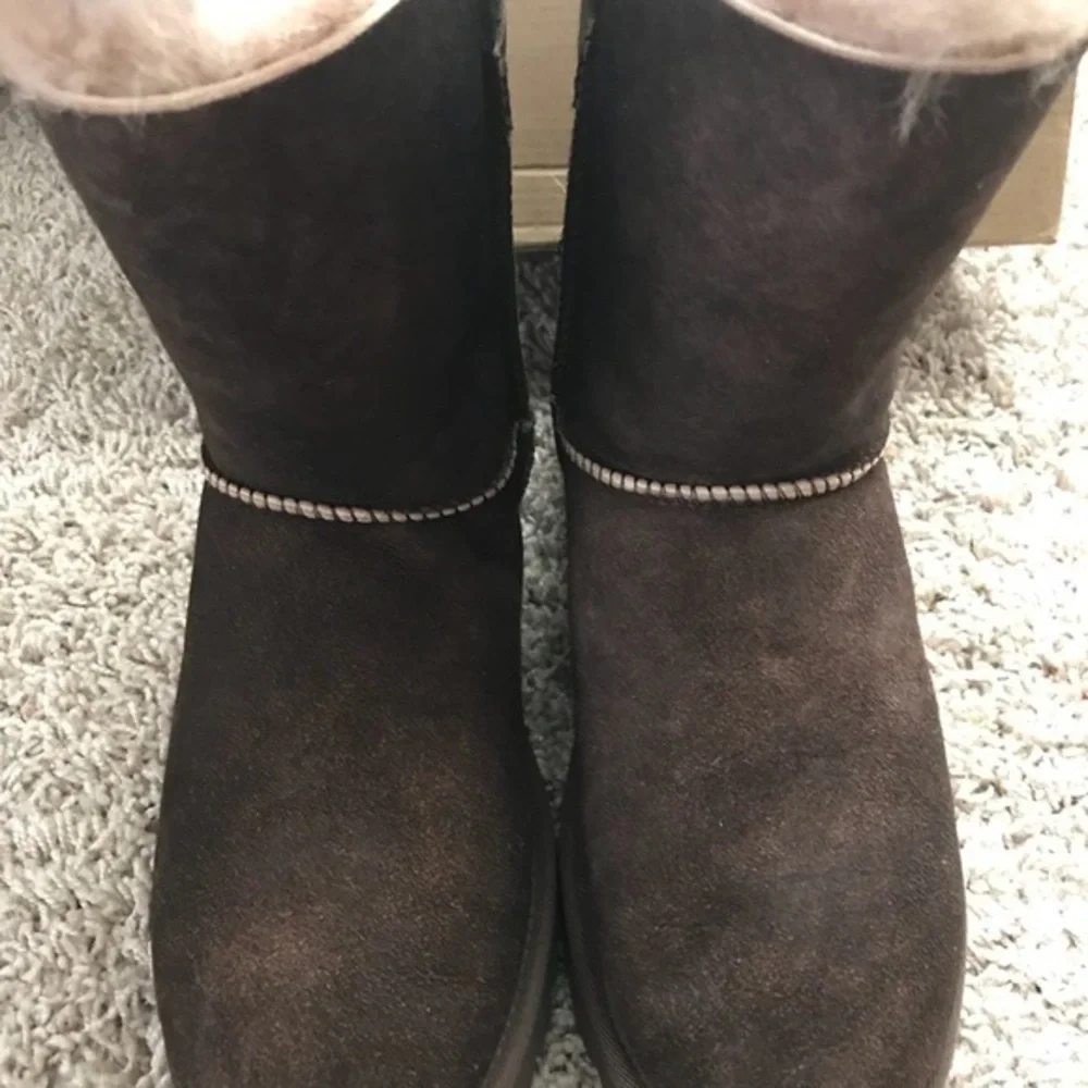 UGG nwt dark